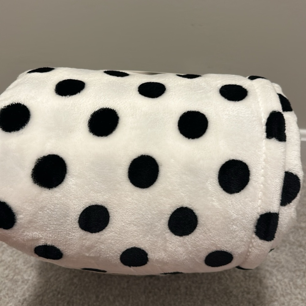 NWT Kate Spade plush blanket Queen/Full dots RARE - Picture 3 of 6